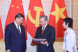 苏林总书记向中共中央总书记、国家主席习近平赠送越南通讯社出版有关习近平历次访越的画册。图自越通社