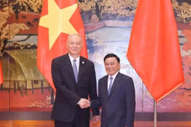越共中央政治局委员、中央书记处常务书记陈锦秀与中共中央政治局常委、中央书记处书记蔡奇。图自越通社
