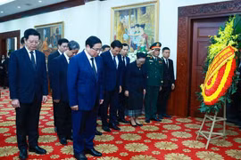 越南政府总理范明政4月4日在河内吊唁老挝人民革命党中央委员会前主席、老挝人民民主共和国前国家主席坎代·西潘敦。图自越通社