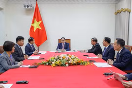 越南政府总理范明政与马来西亚总理安瓦尔·易卜拉欣通电话。图自越通社