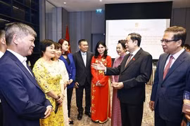 越南国会主席陈青敏在乌兹别克斯坦会见旅乌越南人社群。图自越通社