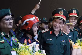 越共中央委员、国防部副部长武海产上将在机场迎接越南救援队。图自越通社