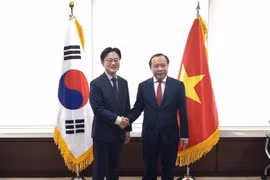 9月30日上午在首尔，武海君部长（右）会见韩国贸易、工业和资源部长金正官。图自vnexpress