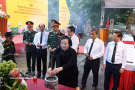 越南政府副总理、中央书记处书记、国家烈士遗骸寻找、归集和身份确认指导委员会主任范氏清茶和各位代表在烈士遗骸搜寻发掘前向各位英烈进香。图自越通社