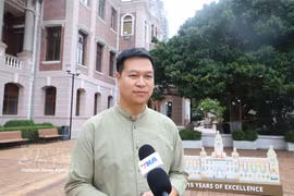 在香港大学招生处工作的武海长硕士接受越通社记者的采访。图自越通社