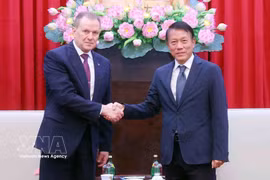 越共中央政治局委员、公安部长梁三光大将与俄罗斯联邦处罚执行局局长阿尔卡季·亚历山德罗维奇·戈斯捷夫大将。图自越通社
