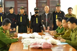 被抓获的两名嫌疑人。图自法律报越南