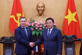 阮春胜教授与俄罗斯联邦国会联邦委员会第一副主席弗拉基米尔·弗拉基米罗维奇·雅库舍夫。图自越通社