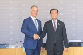 越南国会国防安全与对外委员会主任黎晋进与法国国民议会国防与武装力量委员会主席让-米歇尔·雅克合影。图自越通社