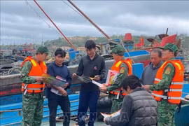 边防部队与海警加强对渔民的宣传力度。图自越通社
