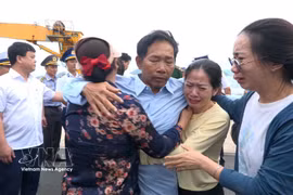 获救渔民平安归家团聚。图自越通社