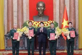 国家主席梁强向国防部副部长：阮鸿泰、阮文贤、阮长胜和越南人民军副总参谋长阮光玉等同志颁发中将晋升上将军衔的决定。图自越通社