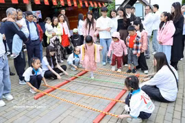 在白俄罗斯首都明斯克郊区克利诺克村举行的2026年越南语夏令营文化体验活动。图自越通社