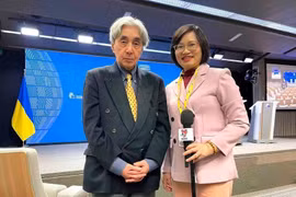 日本常驻欧盟记者谷口长代和越通社记者合影。图自越通社
