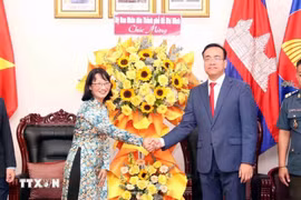 胡志明市人民委员会副主席陈氏妙翠向柬埔寨驻胡志明市总领事馆赠送献花。图自优势