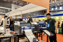 第23届越南国际印刷及包装工业展上展示的多款自动化机械设备。图自越通社