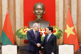 越南国家主席梁强与白俄罗斯国民会议代表院主席伊戈尔·谢尔盖延科。图自越通社