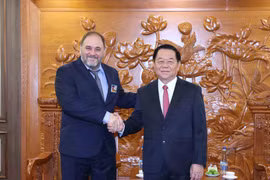 阮仲义同志与乌拉圭共产党代表合影。图自越通社