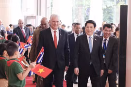 越南国家主席梁强与古巴共产党中央委员会第一书记、国家主席米格尔·迪亚斯-卡内尔·贝穆德斯共同出席越古建交65周年庆典。图自越通社