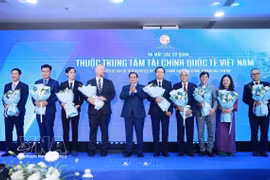 范明政总理向越南国际金融中心下属代表机构送花祝贺。图自越通社