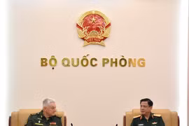 越南国防部副部长阮长胜上将与俄罗斯联邦武装力量总参谋部军事学院院长弗拉基米尔·博里索维奇·扎鲁德尼茨基撒花姑上将。图自人民军报