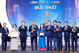 国会主席陈青敏和越共中央宣教与民运部部长阮仲义向获奖作者团队颁发奖状。图自越通社