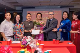 在以色列越南研究生荣获协会的援助资金。图自越通社