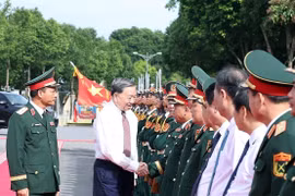 苏林总书记与国防部第12军团各位代表亲切握手。图自越通社