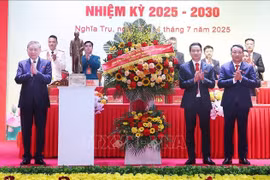 苏林向大会赠送花篮。图自越通社