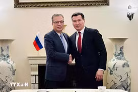 越南驻莫斯科大使邓明魁会见以卡尔梅克共和国总统巴图·哈西科夫。图自越通社