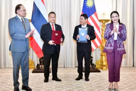 马来西亚总理安瓦尔·易卜拉欣与泰国总理佩通坦·钦那瓦见证两国合作协议签署仪式。图自泰国总理办公室