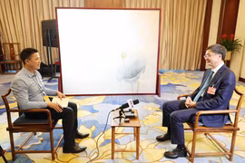广西壮族自治区党委书记陈刚接受越通社驻北京记者的采访。图自越通社