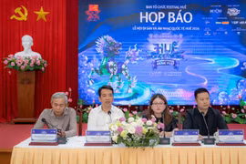 组委会成员向媒体提供相关信息。（组委会工图）