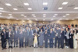 出席论坛的代表们合影。图自越通社