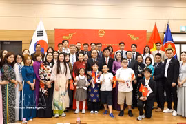 国会主席陈青敏及夫人与旅韩越南人代表合影。图自越通社