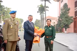 黄春战上将向波兰共和国国防部副部长帕维尔·贝伊达赠送献花。图自越通社