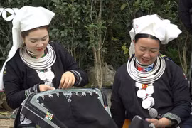 在风关山顶留住瑶前族锦缎灵魂的人。图自越南之声