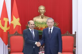 苏林总书记与印度驻越南大使亲切握手。图自越通社
