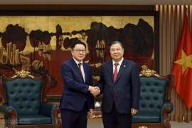 越南政府常务副总理范家足会见老挝农业与环境部部长林坎·杜昂萨万。图自政府报