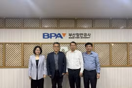 越南代表与釜山港湾公社代表合影。图自baoquocte.vn