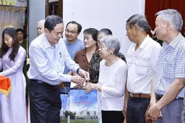 越南国会主席陈青敏向芹苴市贫困户和劳动者赠送慰问品。图自越通社