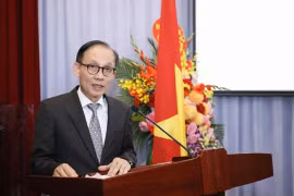越共中央政治局委员、外交部部长黎怀忠在招待会上发表讲话。图自越通社