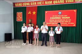 咸龙（Hàm Luông）边防哨所向贫困学生颁发助学金。图自越通社