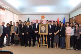 与会代表合影。图自越通社