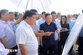 政府副总理阮志勇率团实地检查服务于2027年亚太经合组织（APEC）领导人会议的重点项目施工现场。图自越通社