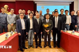 海外越南核能专家网络成员合影。图自越通社