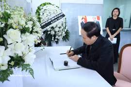 黎进珠副总理在日本前首相福田康夫吊唁簿上签字。图自越通社