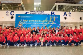 越南体育代表团12月7日在内排机场合影。图自越通社