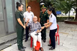 美籍公民罗斯曼·欧金（Grosman Eugene，1945年出生）在出现中风迹象时，已获得劳保国际口岸及时救治。图自越通社发