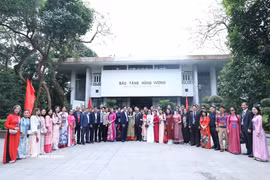 海外侨胞代表团参观熊王博物馆。图自越通社